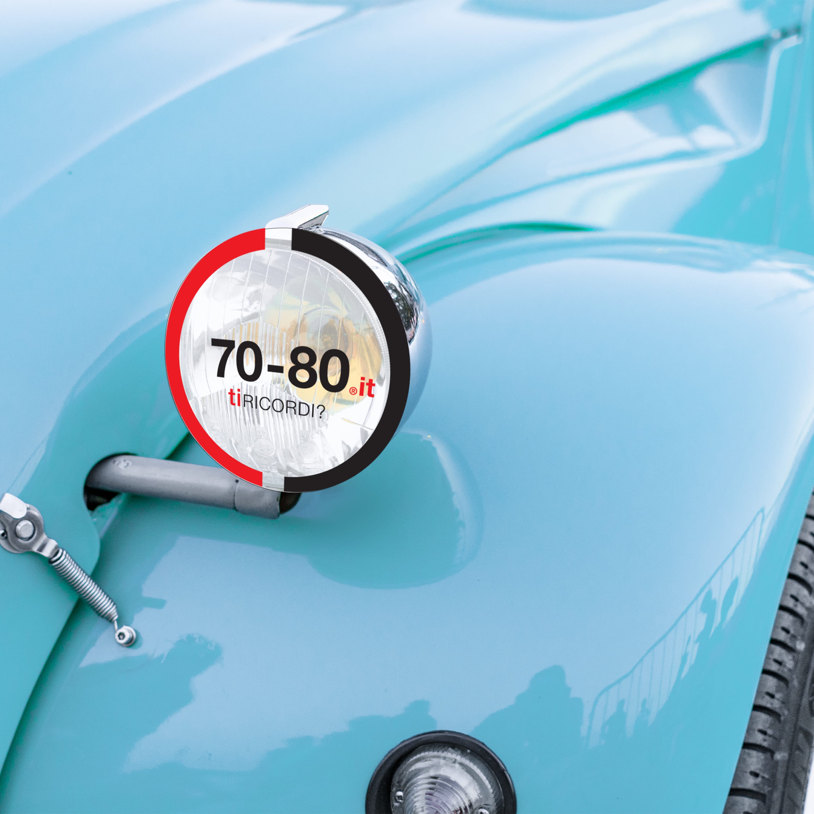 SETTANTAxOTTANTA: Anni 70. La Citroën 2CV appassiona automobilisti e cinefili. Nel film con Louis de Funes è sinonimo di guida spericolata